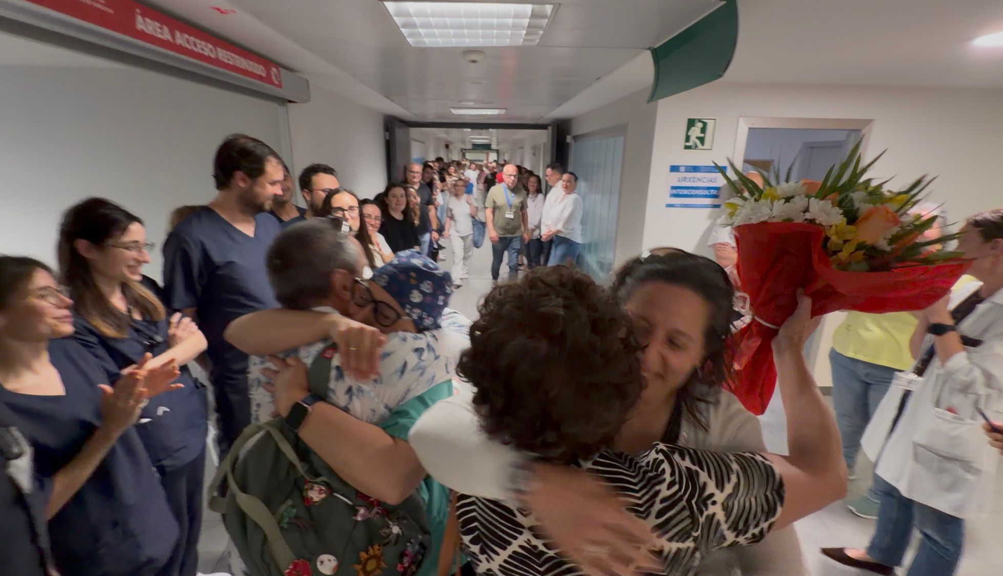 Abrazos y emoción entre los compañeros para despedir a los dos médicos de Urgencias, Belén y Antonio