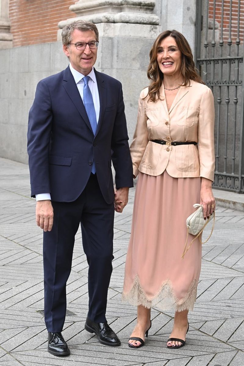 Alberto Núñez Feijóo y su pareja, Eva Cárdenas, en la boda de José Luis Martínez Almeida y Teresa Urquijo