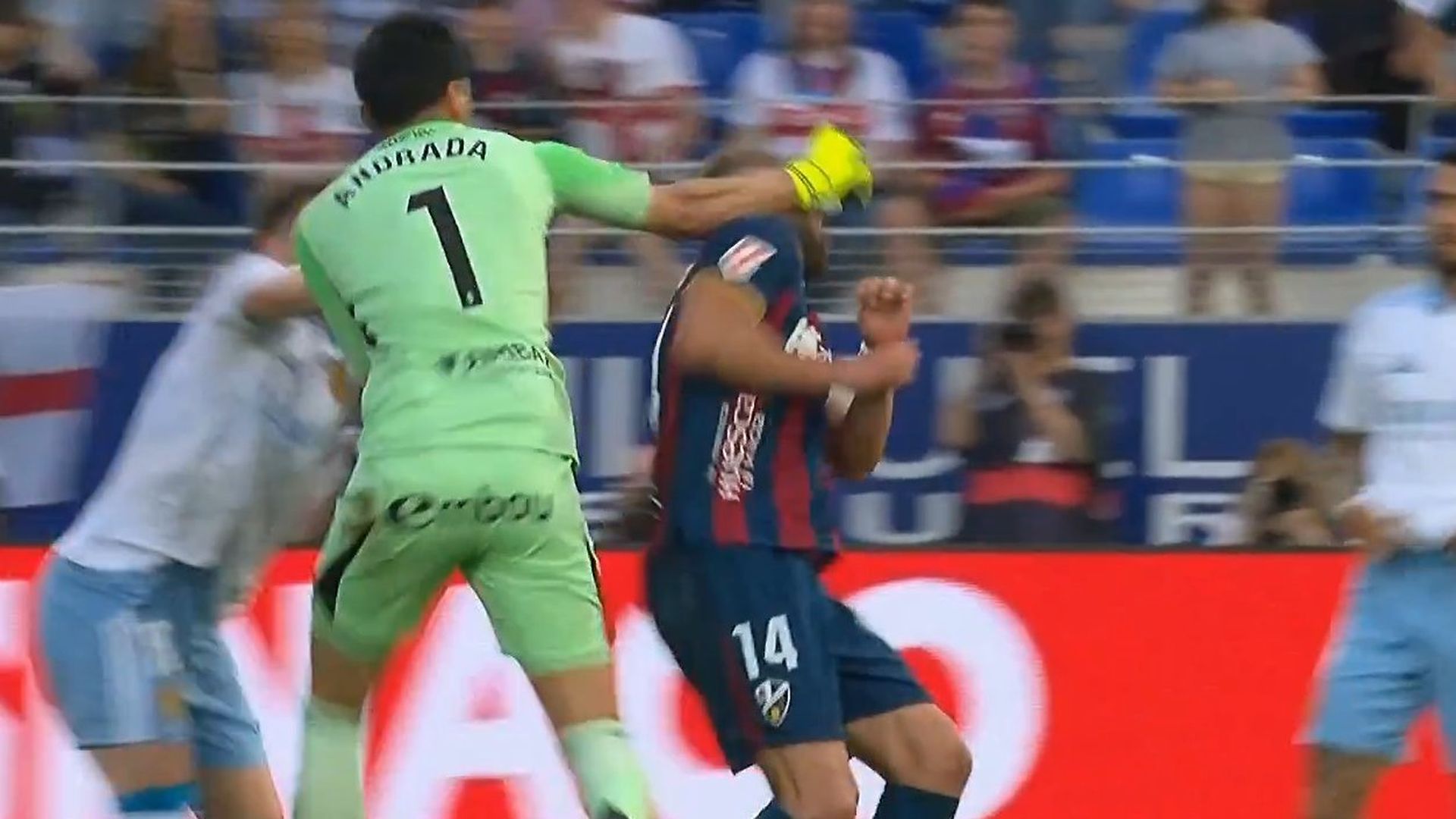 Andrada golpeando a Pulido