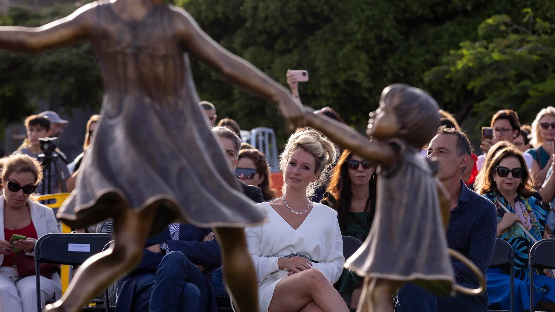 Beatriz Zimmermann, la madre de Anna y Olivia, frente a la escultura en su memoria