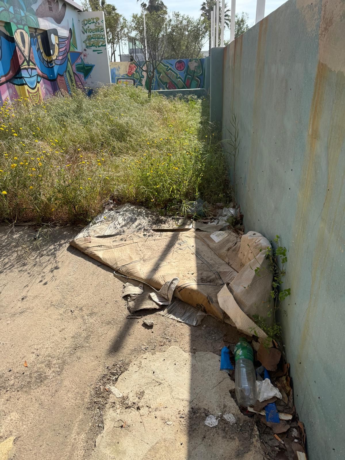 Cartones utilizados por vagabundos para dormir en el interior del centro