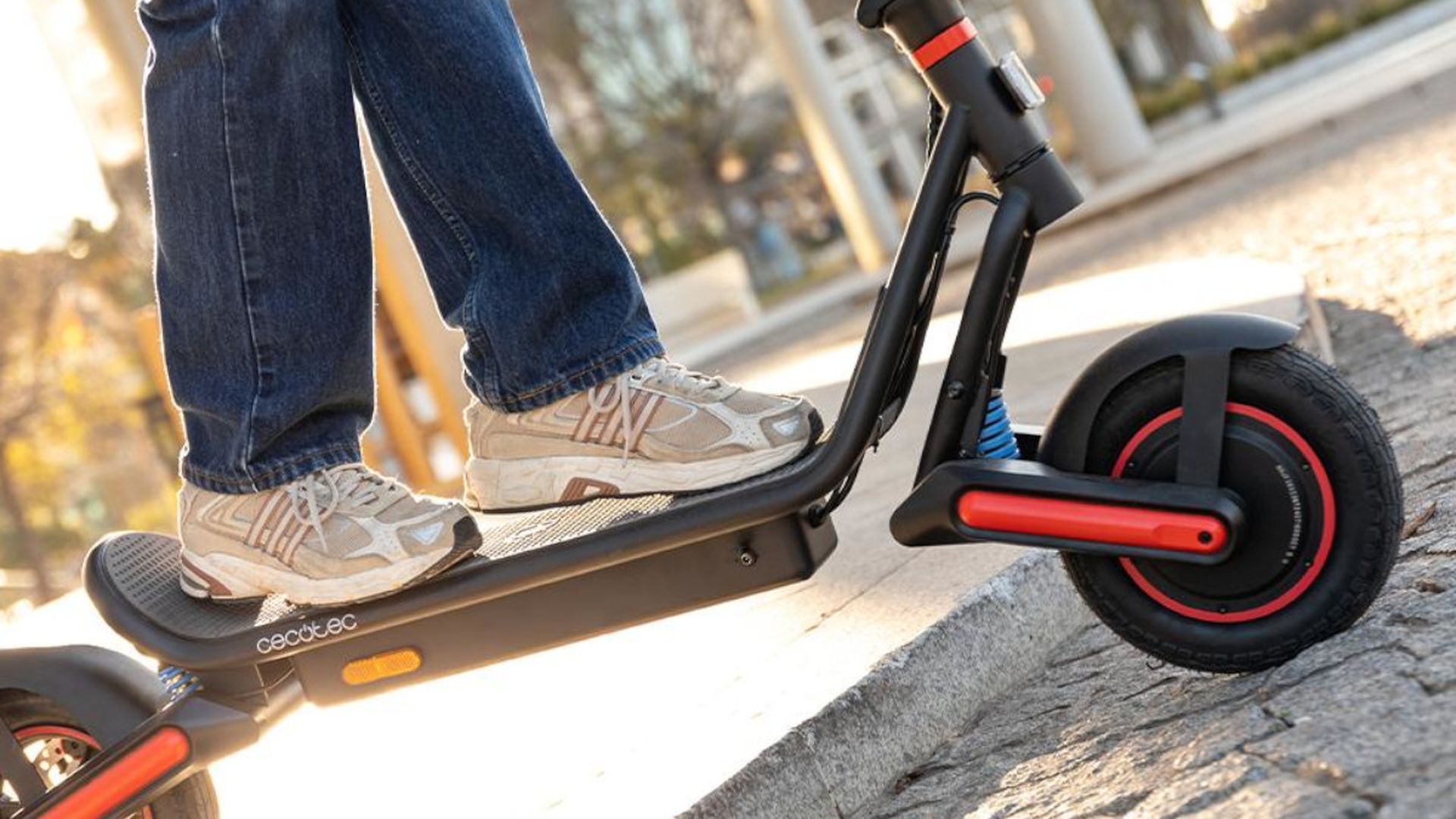 Con este patinete eléctrico de Cecotec, te olvidarás de coger el autobús y el metro