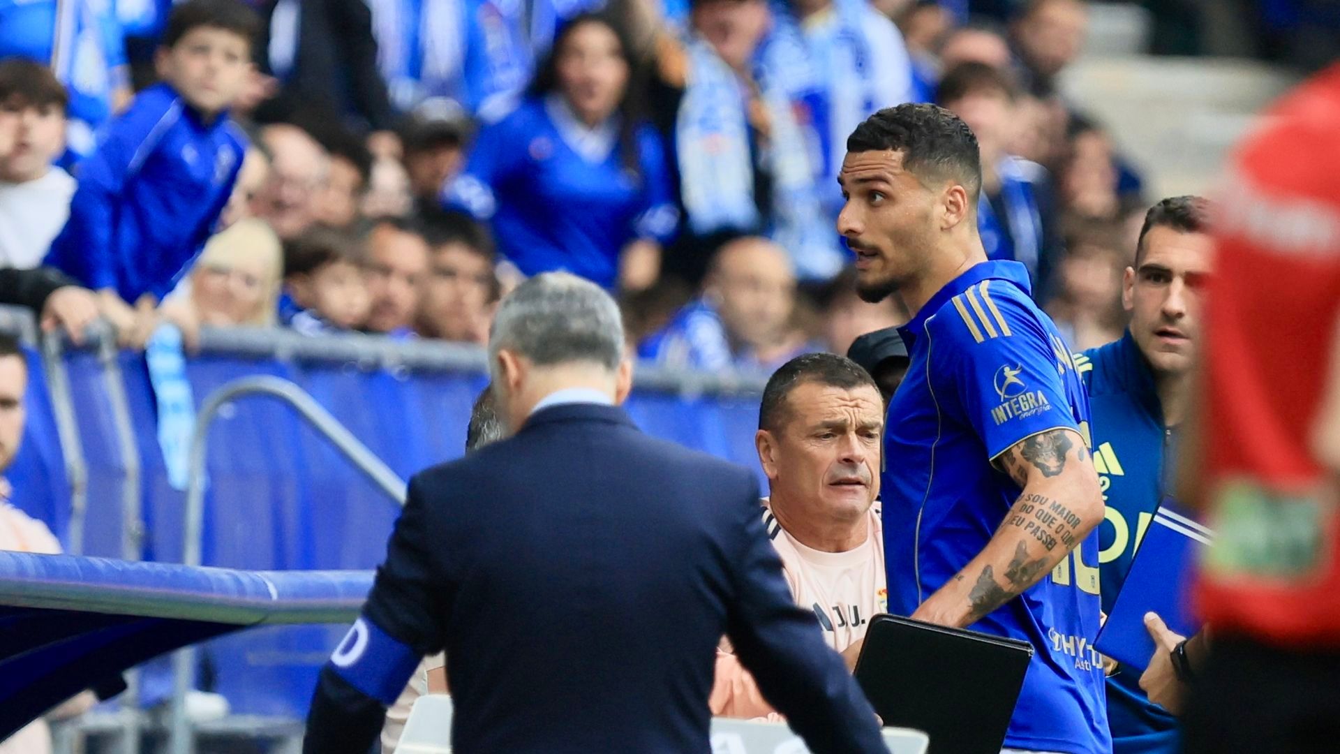 David Carmo se encara con la afición del Real Oviedo.