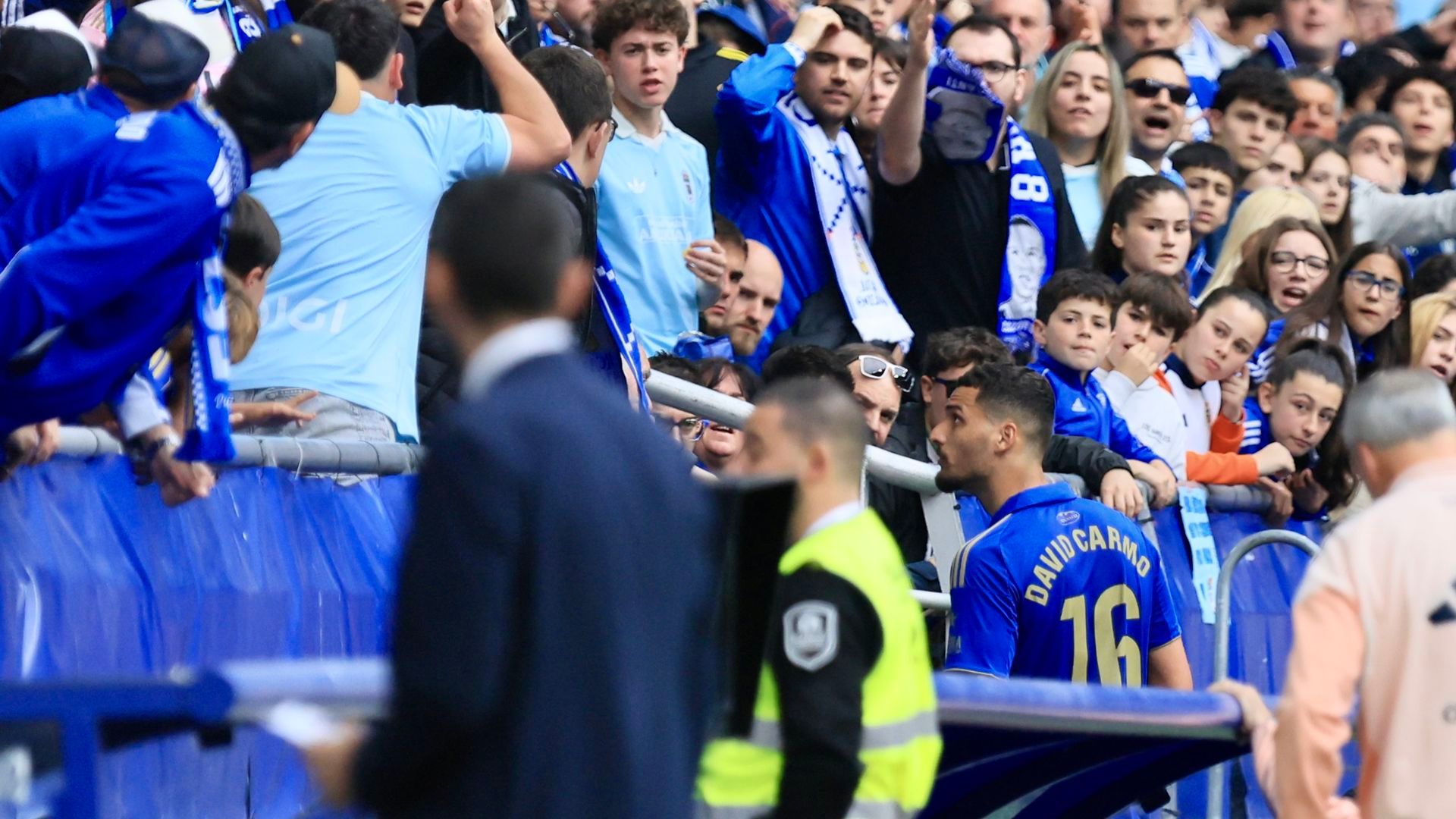 David Carmo se encara con la afición del Real Oviedo.