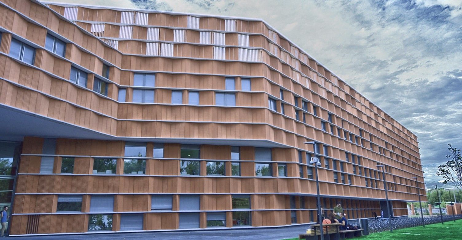 Fachada del edificio Carmen Martín Gaite