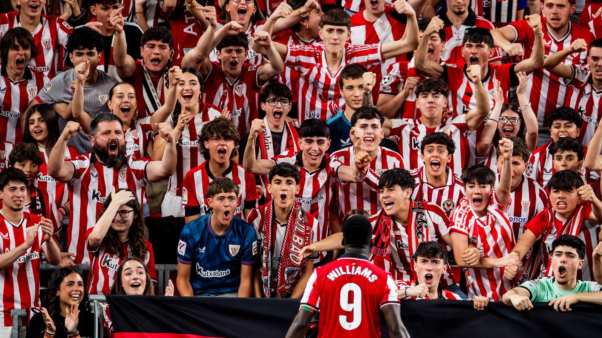 El capitán Iñaki Williams disfruta con la grada de San Mamés