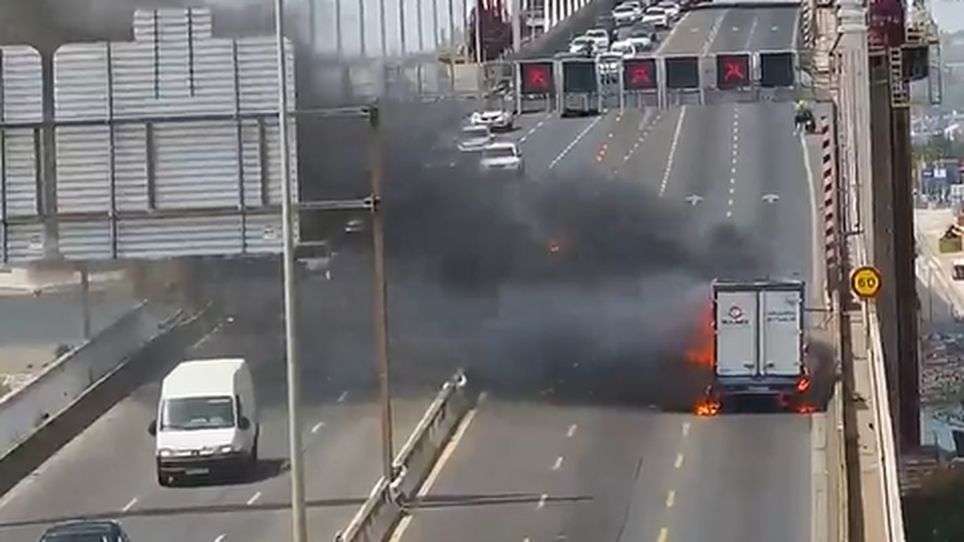 El espectacular incendio de un camión en la autovía SE-30 a la altura del puente del Centenario, Sevilla