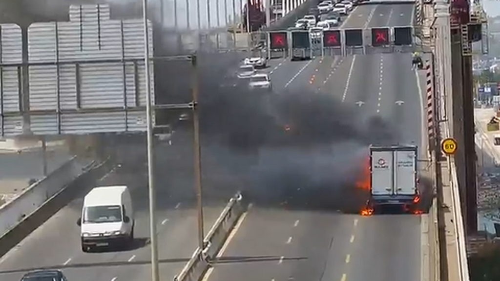 El espectacular incendio de un camión en la autovía SE-30 a la altura del puente del Centenario, Sevilla