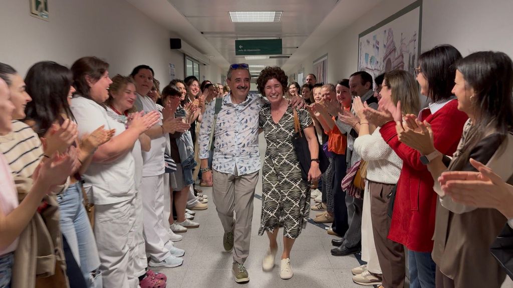 El Hospital de Ourense despide entre abrazos y aplausos a dos médicos de urgencias