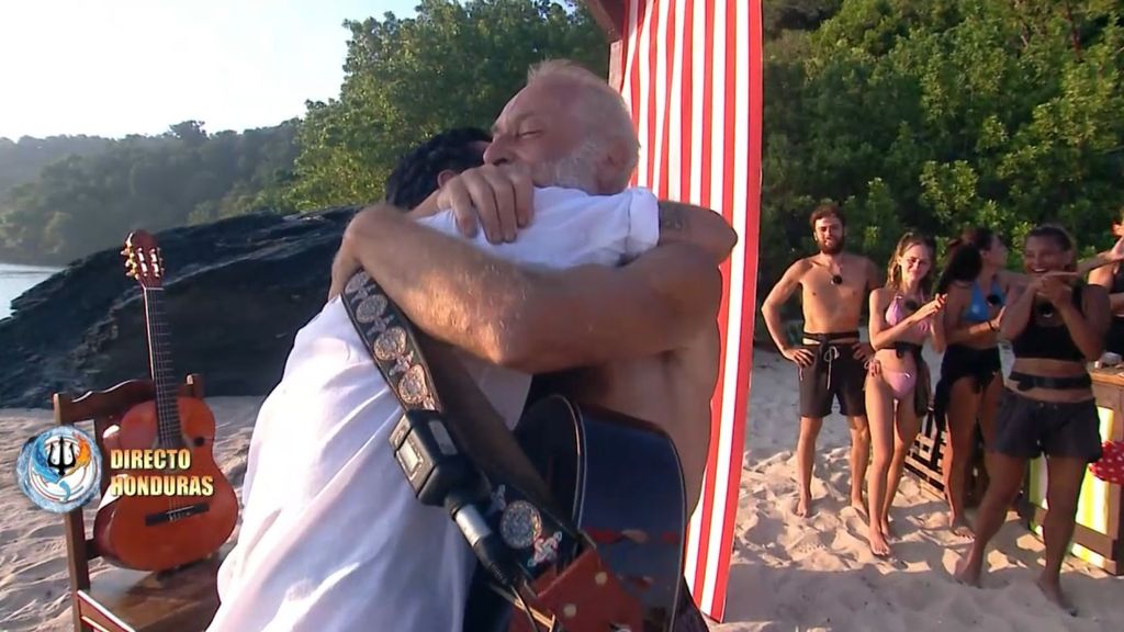 Emoción en estado puro: José Manuel Soto recibe la inesperada visita de su hijo menor y toda la playa acaba emocionada y al ritmo de sevillanas