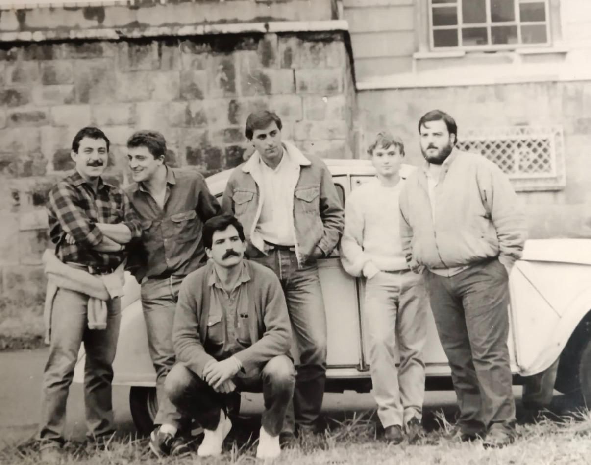 Endika Azurmendi de 64 años, de pie, primero por la derecha, cuando la vida no se le había "torcido" aún