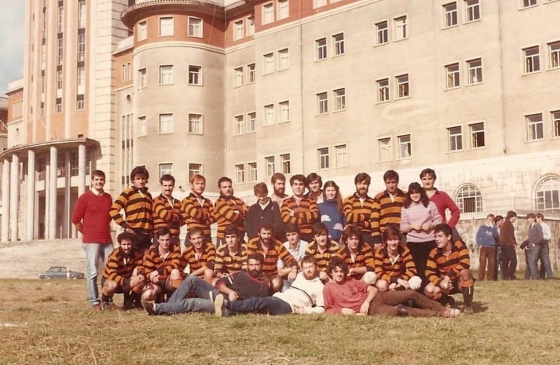Endika, el quinto desde la izquierda en la fila de arriba, junto a sus compañeros cuando jugaban al rugby