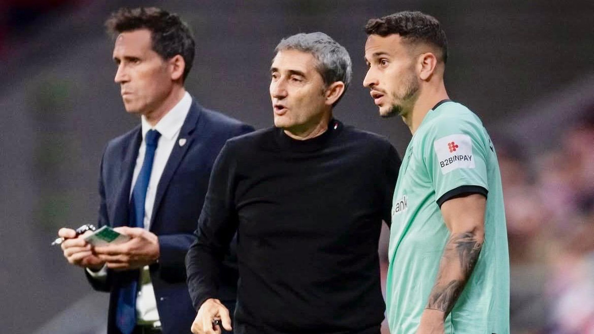 Ernesto Valverde da instrucciones a Alex Berenguer en la banda