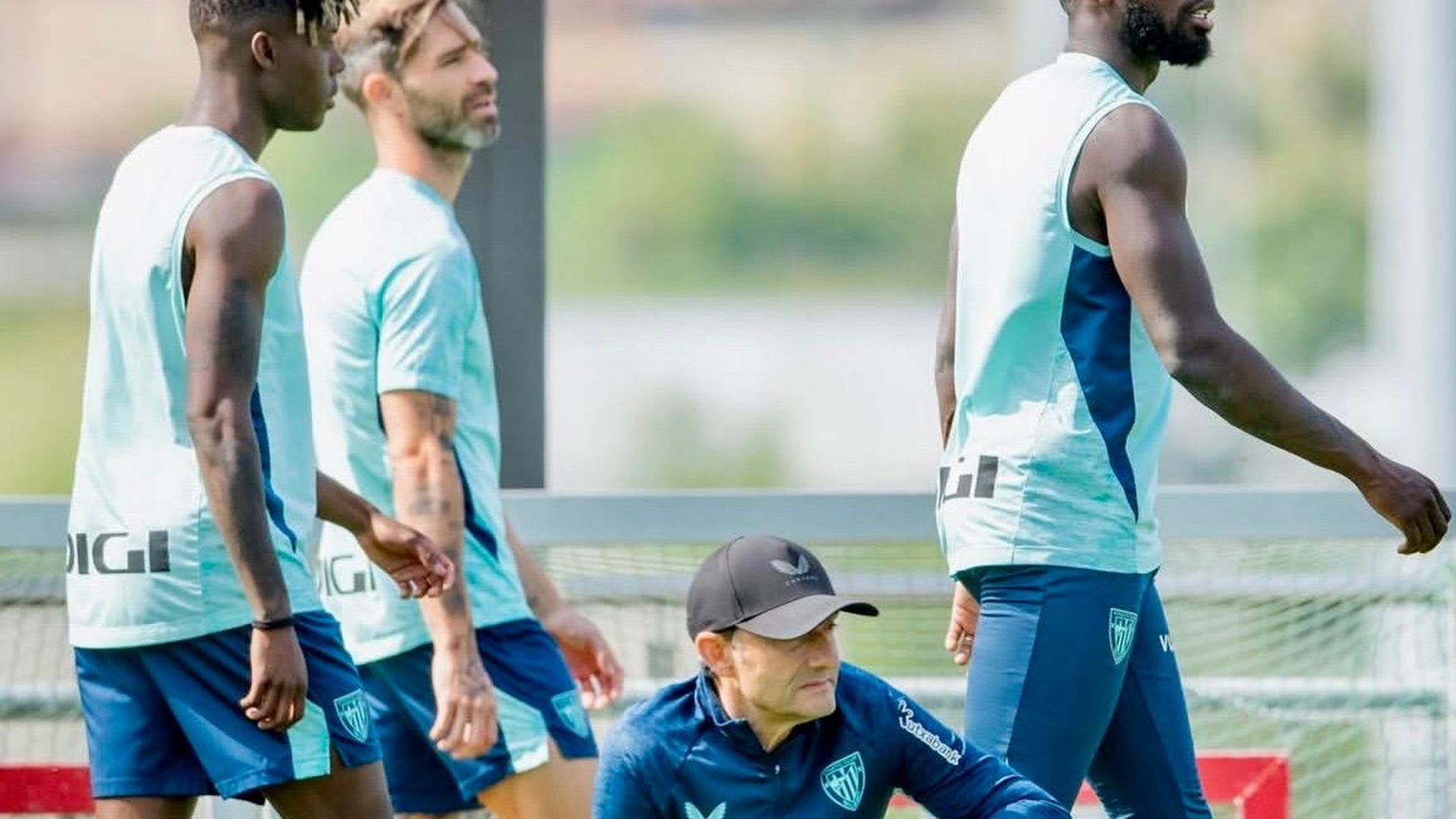 Ernesto Valverde sigue un entrenamiento con los Williams en Lezama