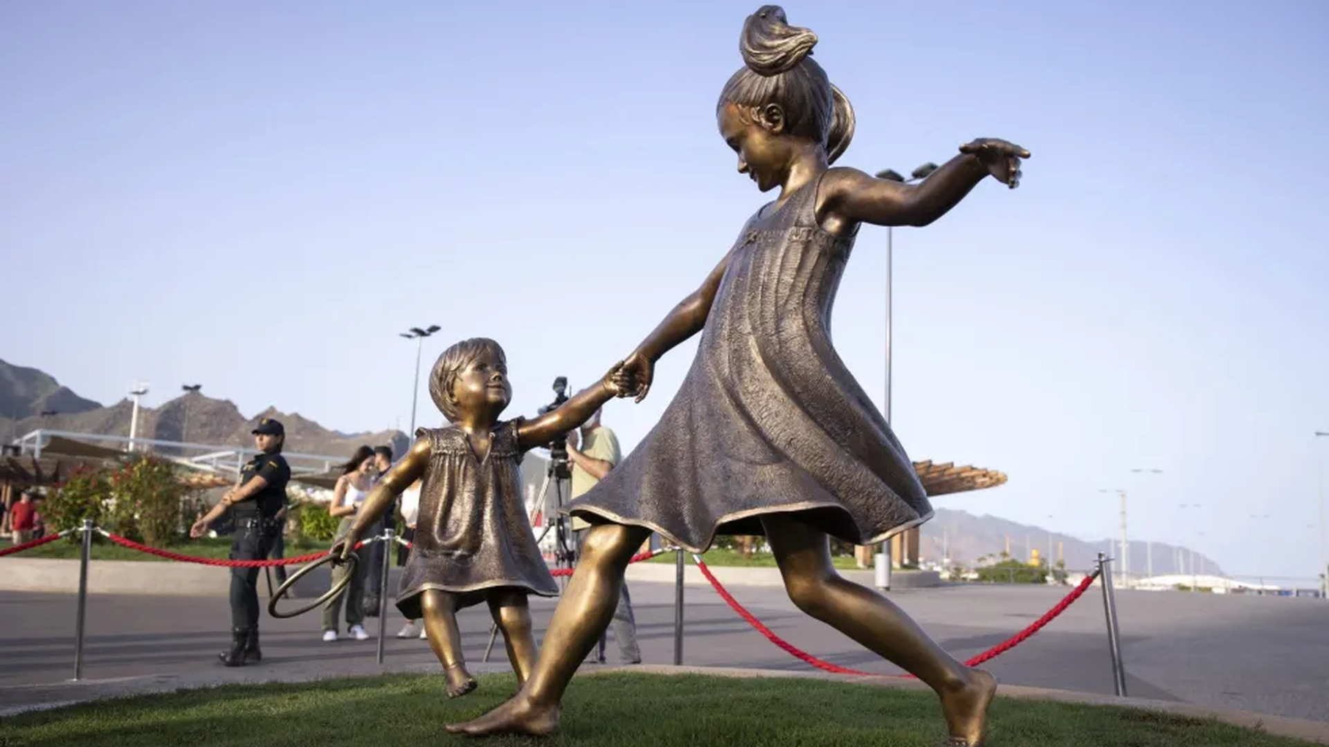 Escultura en memoria de Anna y Olivia