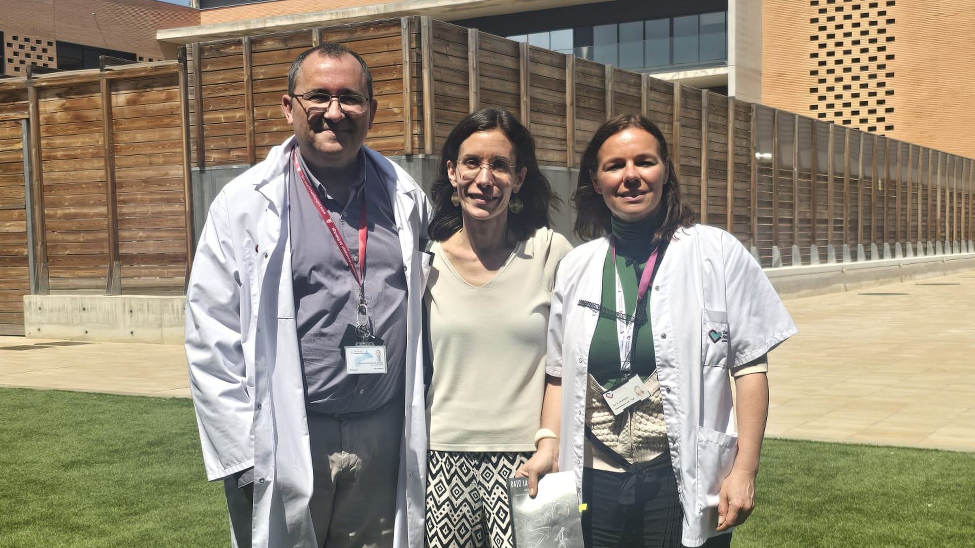 Ester Iranzo, con los doctores Fernando Fernández-Aranda y Núria Jaurrieta