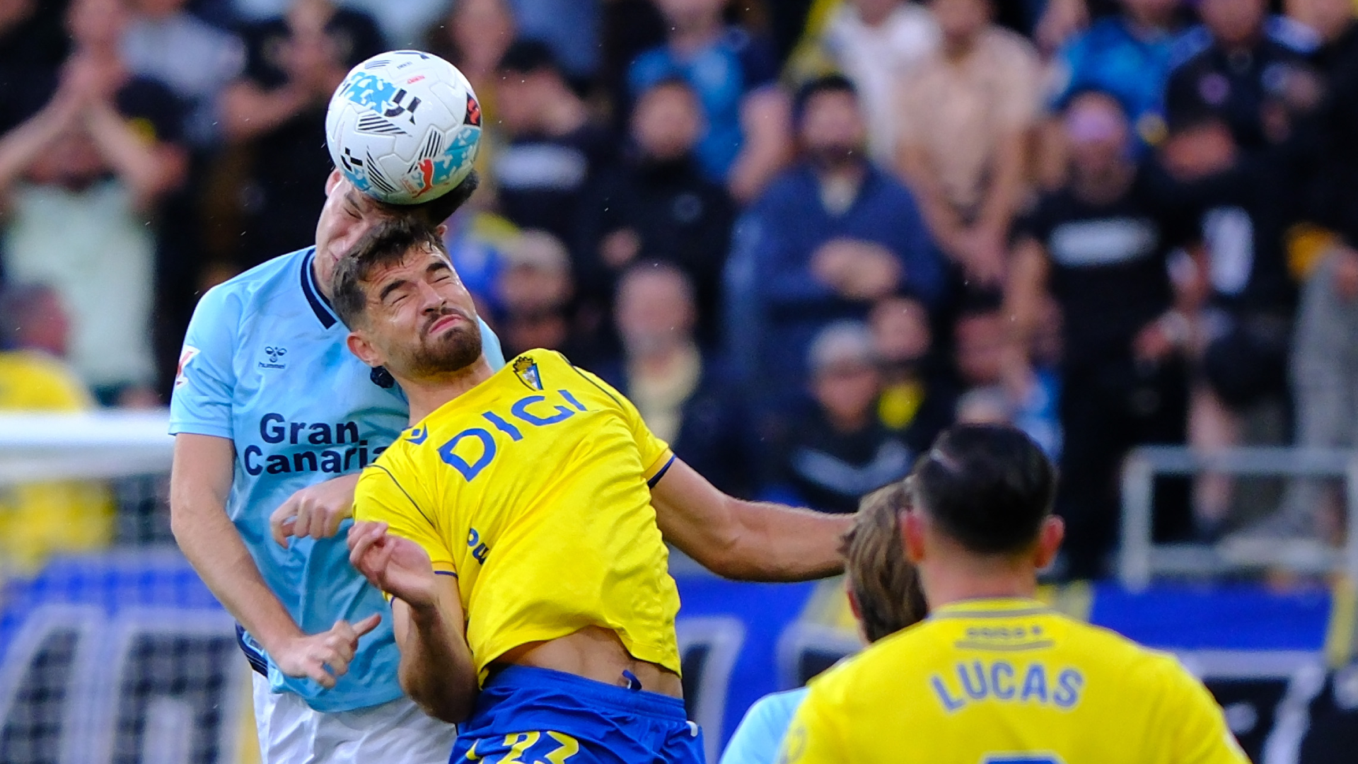 García Pascual pugna un balón en el Cádiz-Las Palmas