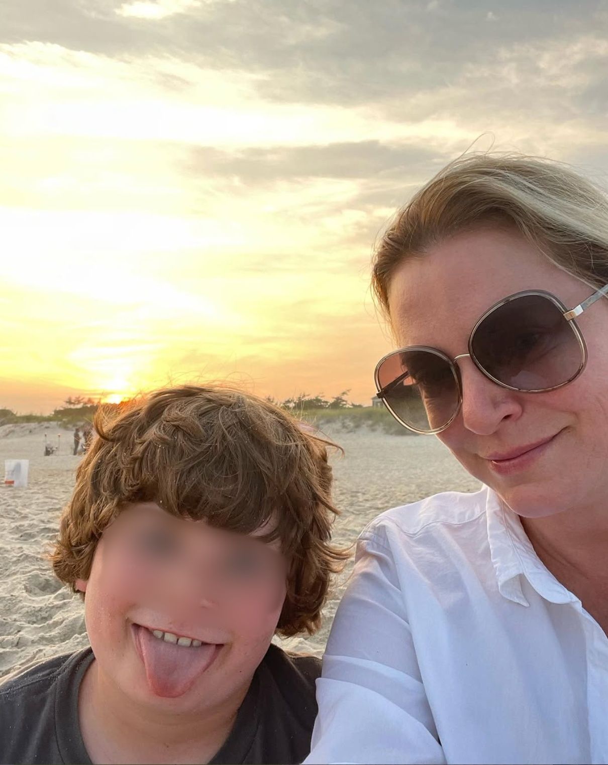 Gigi Howard posa con su hijo Richard en la playa