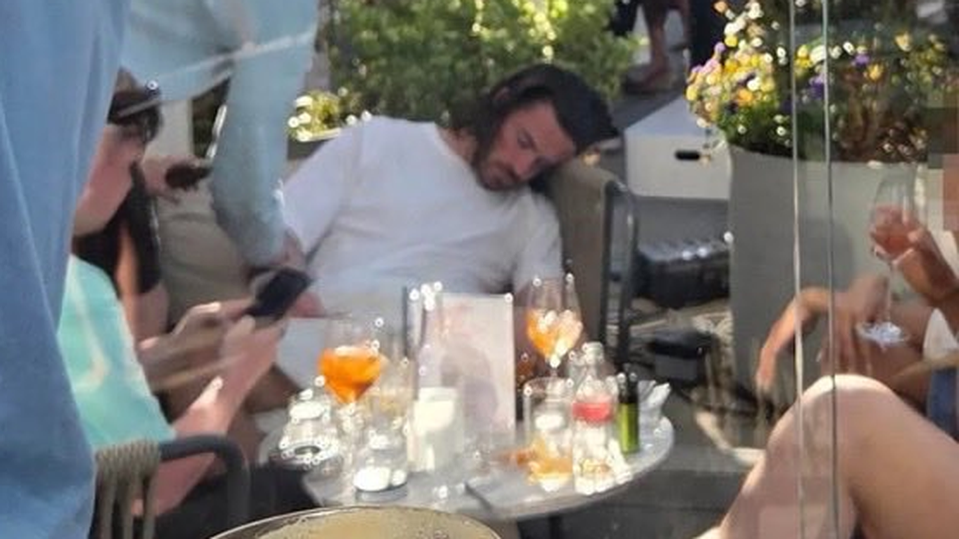 Jack Grealish dormido en un local de Manchester