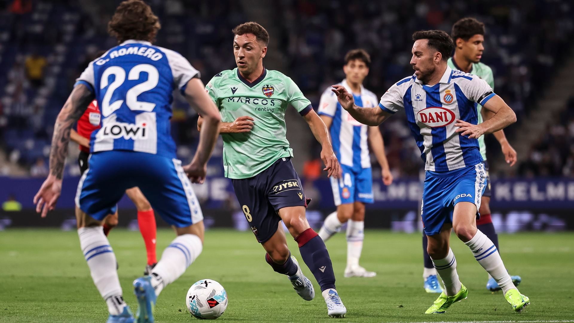 Jugadores del Espanyol y el Levante durante el partido