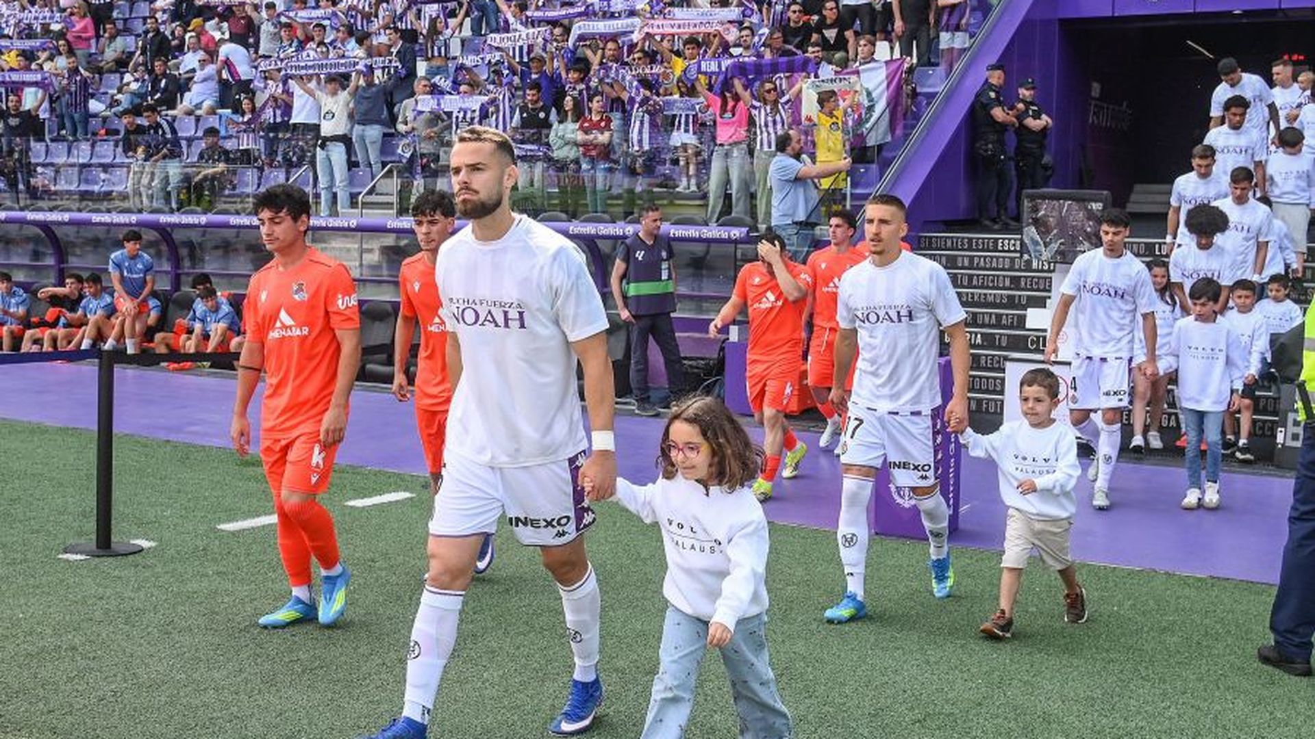 Jugadores del Real Valladolid con camisetas dedicadas a Noah Ohio