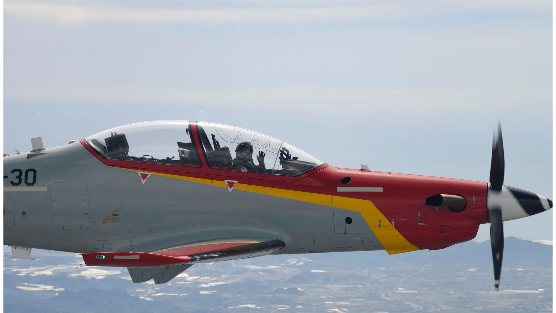 La princesa Leonor saludando mientras hace su segundo vuelo en solitario