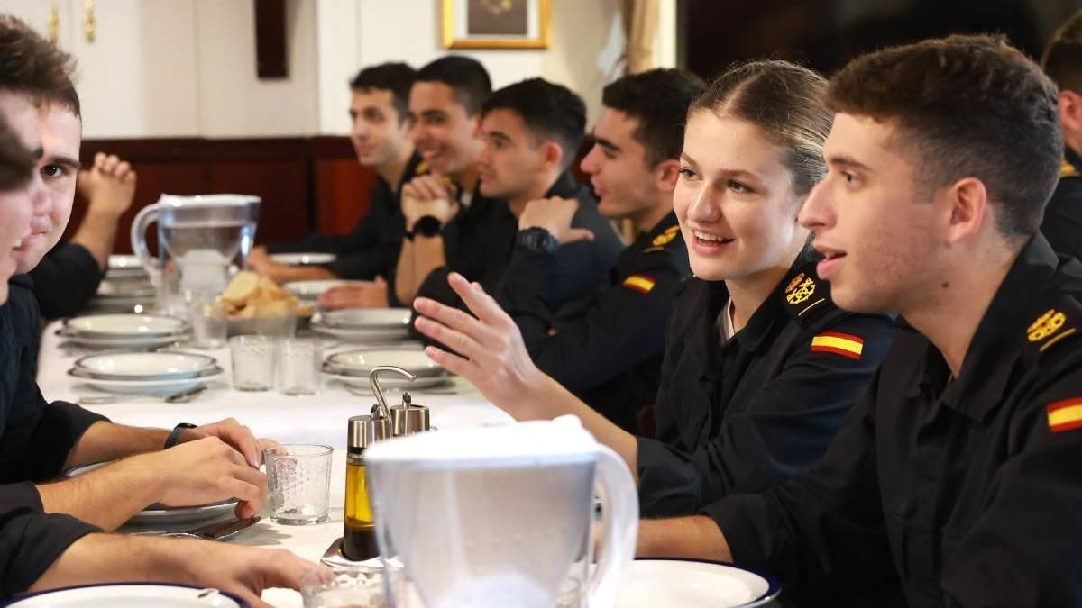 Leonor en la mesa con sus compañeros de Elcano