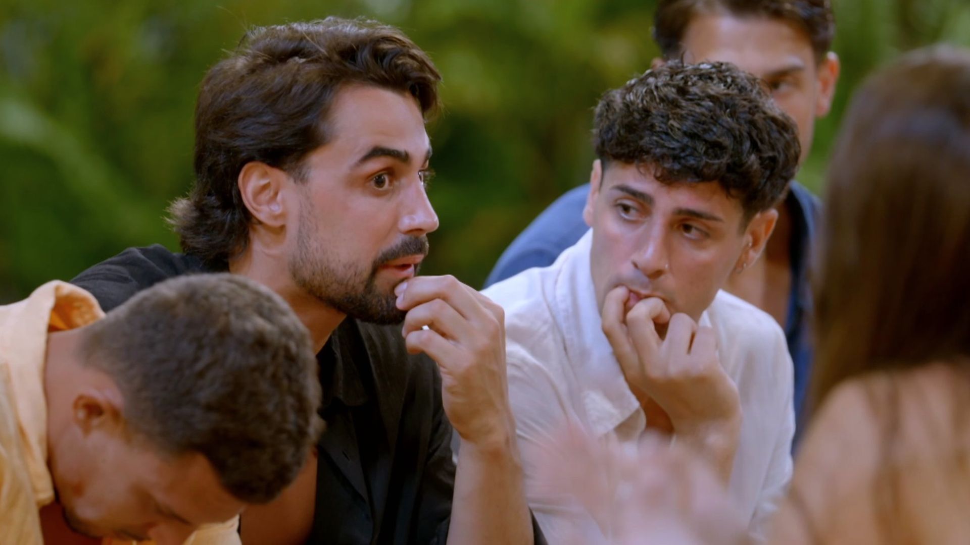 Los chicos vuelven a la villa tras la hoguera y cuentan lo vivido a las solteras