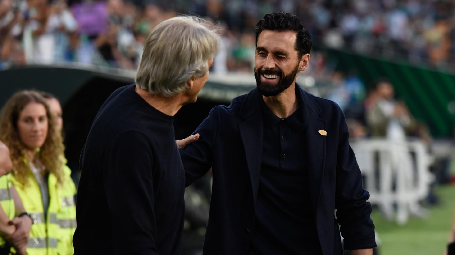 Manuel Pellegrini saluda a Álvaro Arbeloa