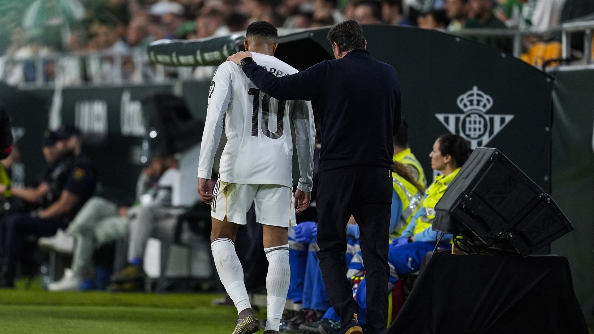 Mbappé abandona lesionado La Cartuja