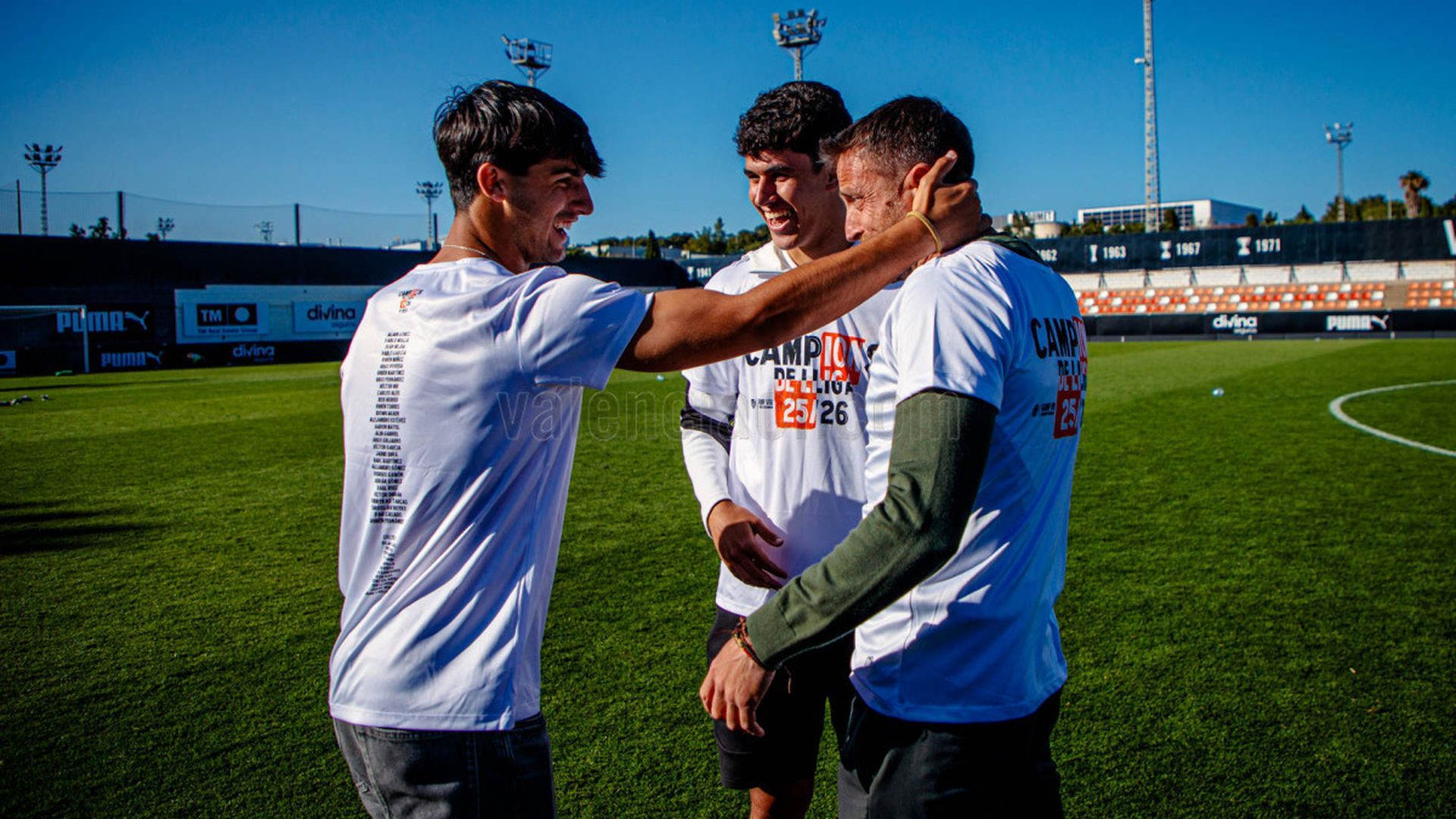 Óscar Sánchez celebra el triunfo del VCF Juvenil A