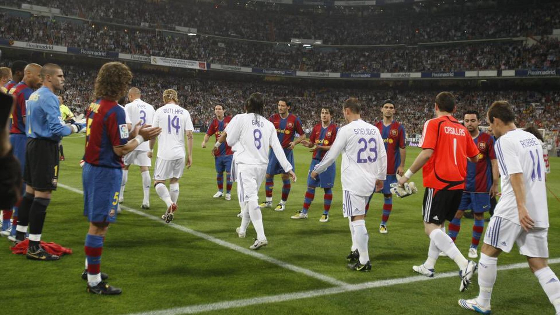 Pasillo del Barcelona al Real Madrid