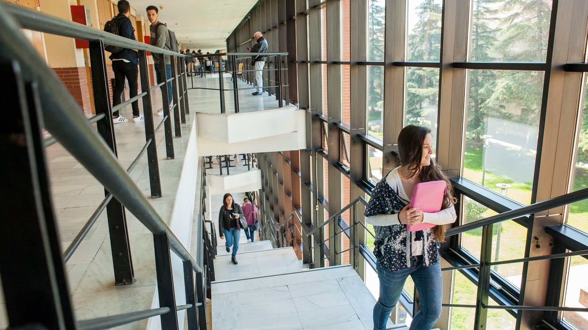 Pasillos de uno de los edificios donde se imparten las clases