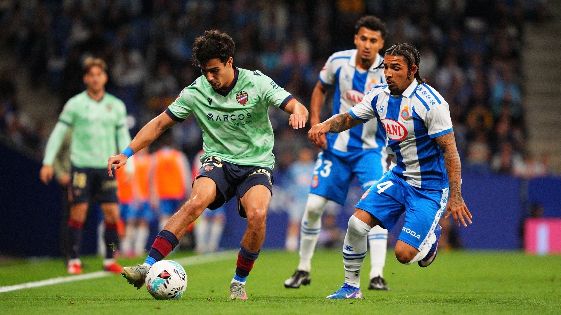 Pugna de balón entre el Espanyol y el Levante