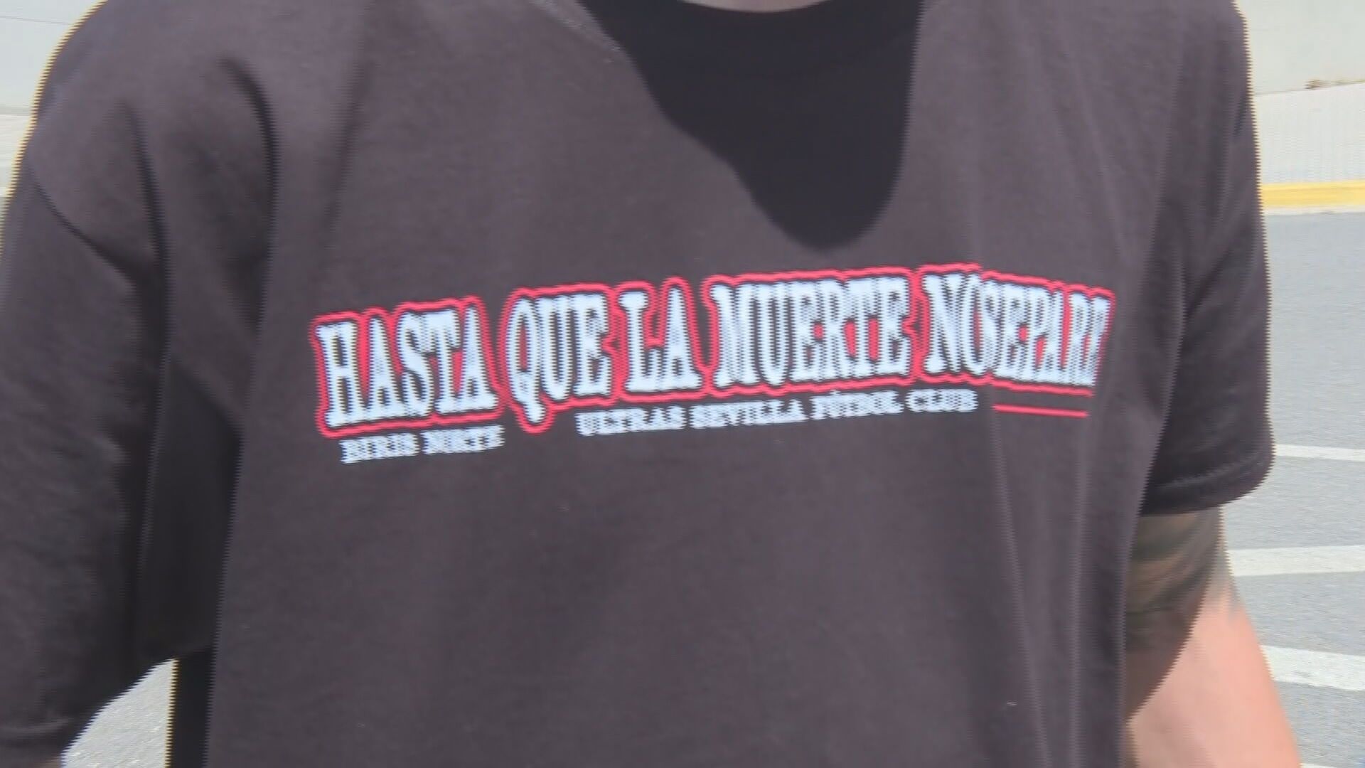 La camiseta de Raúl, el único sevillista que animó a los jugadores del Sevilla tras caer en Pamplona