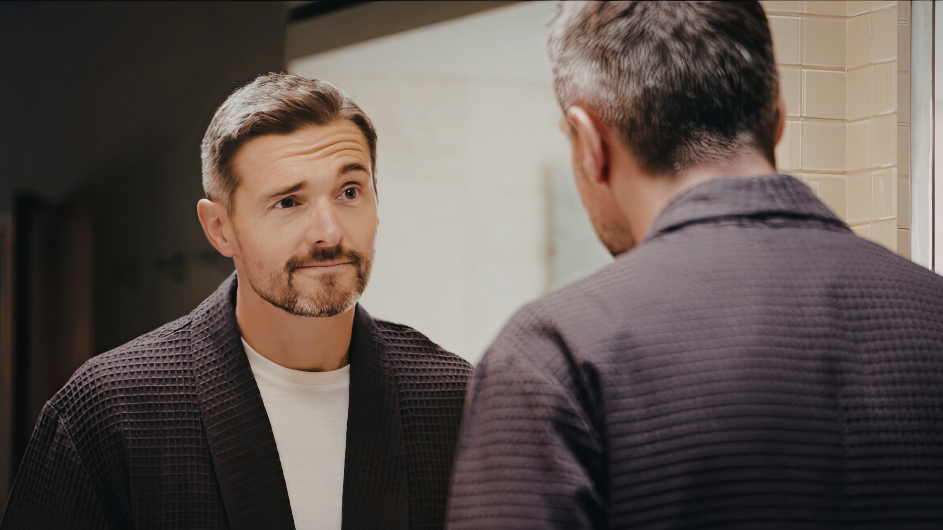 Un hombre se mira al espejo