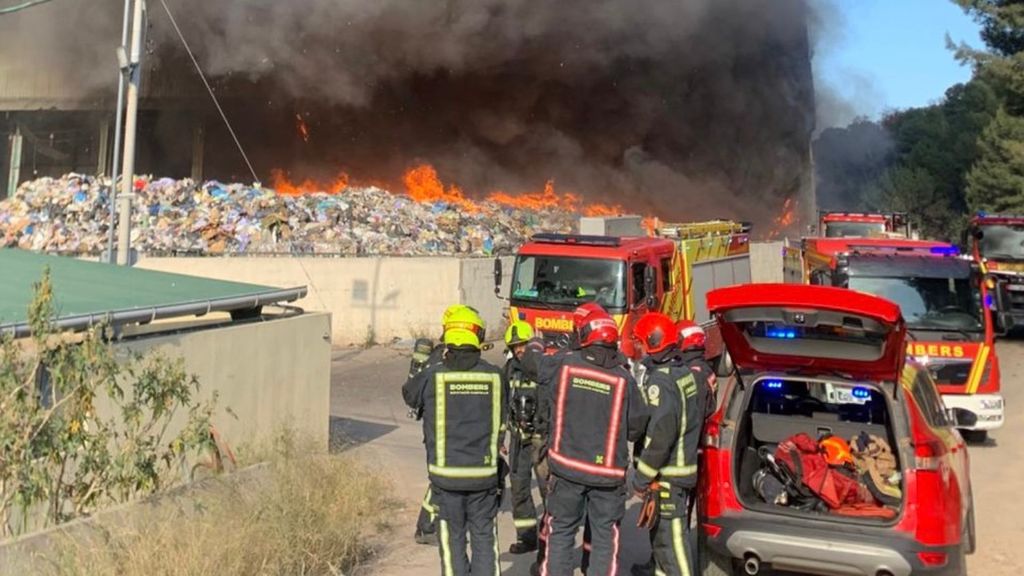 Un incendio en Onda, Castellón, obliga a desalojar viviendas debido a la afección del humo