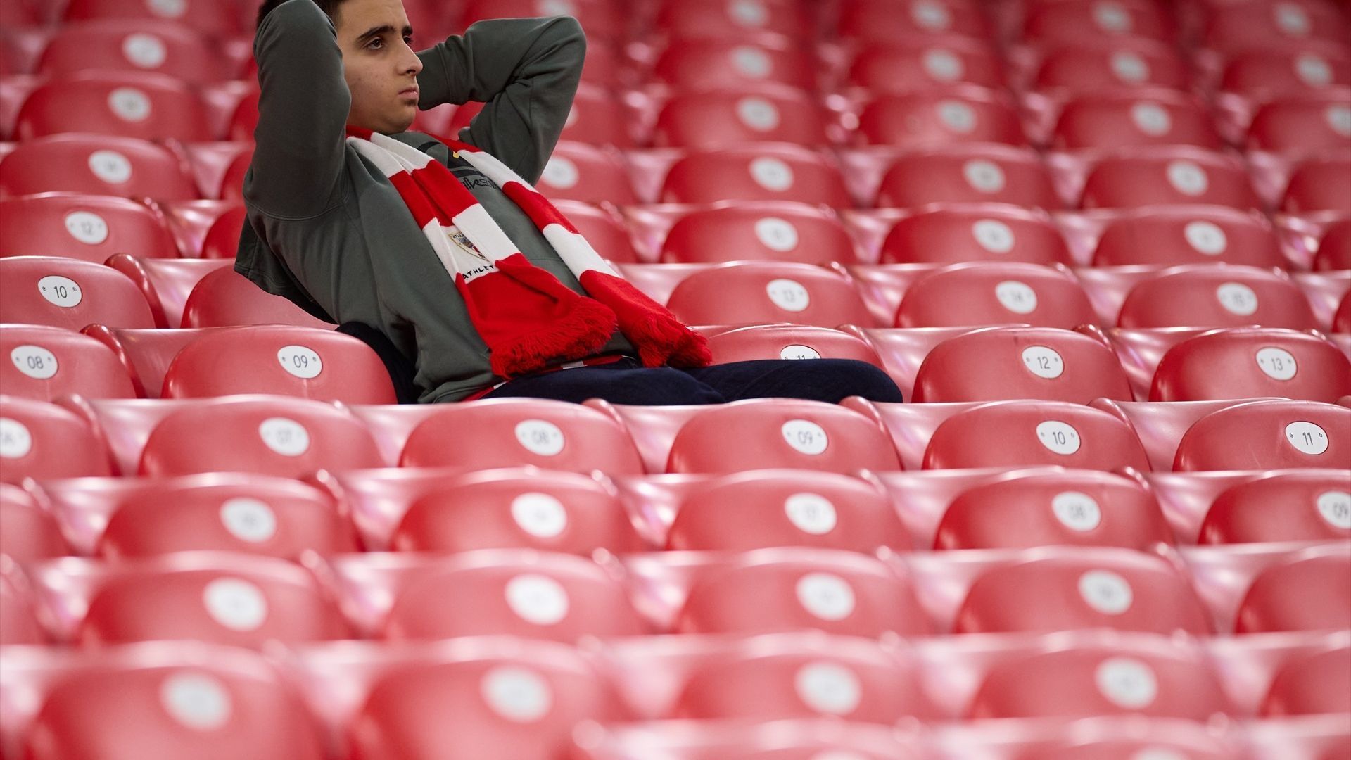 Un seguidor del Athletic Club espera en la grada de San Mamés