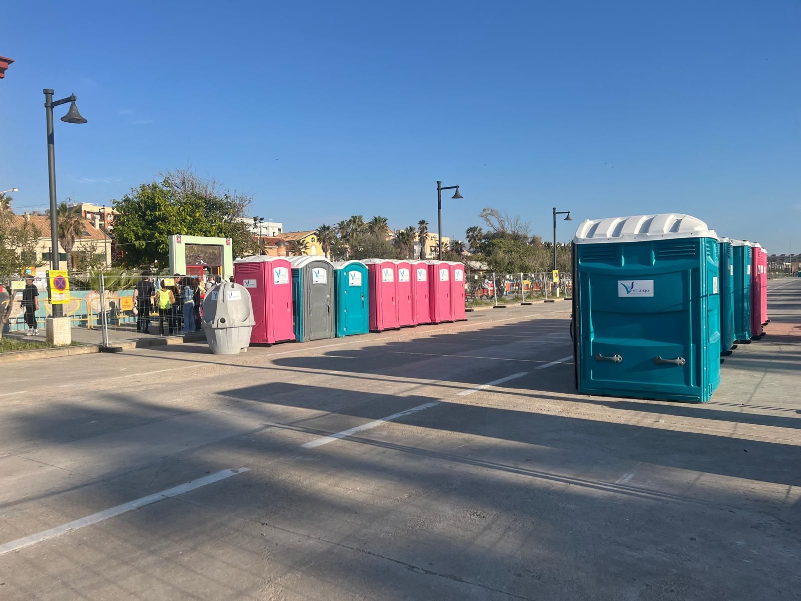 Urinarios portátiles a las puertas del colegio