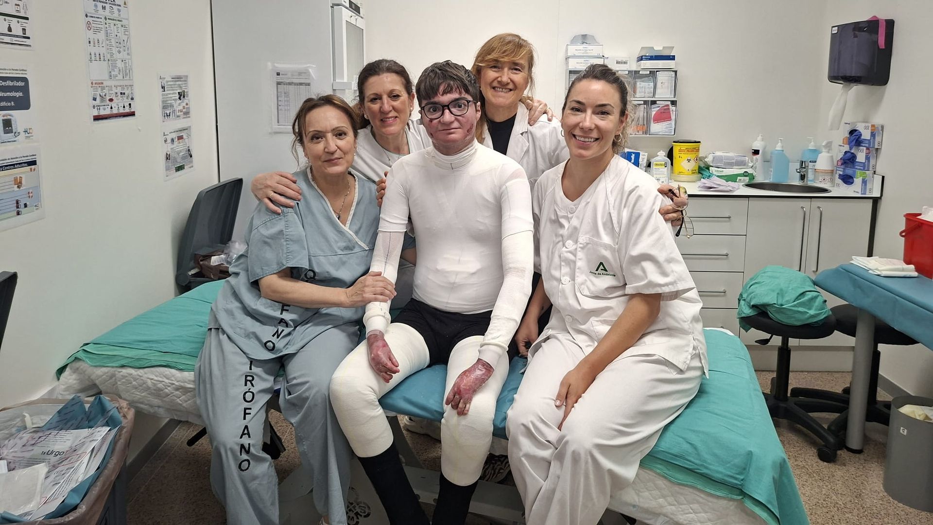 Adrian con el equipo médico