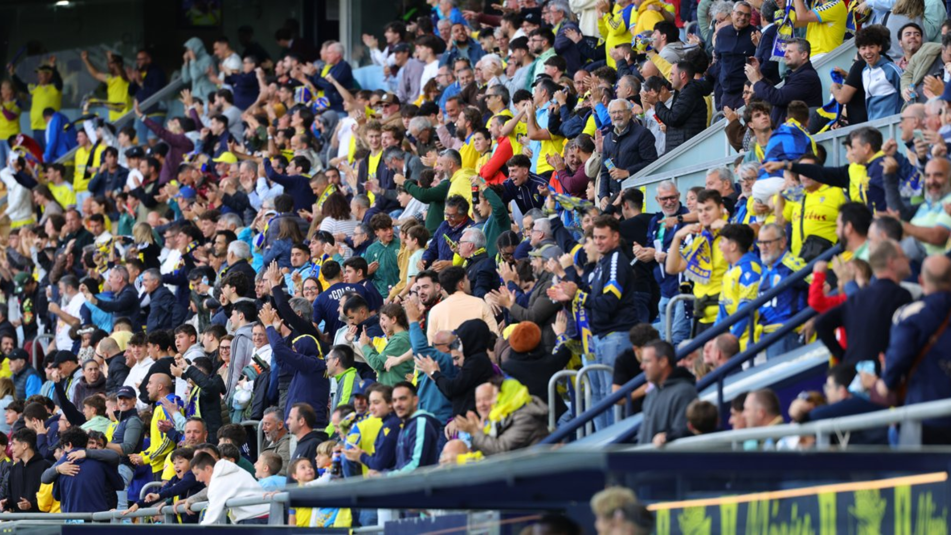 Aficionados del Cádiz CF, en el Nuevo Mirandilla