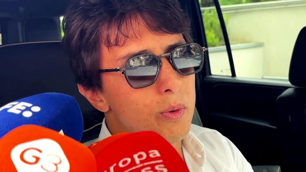 Roca Rey atiende a los medios tras recibir el alta hospitalaria tras su grave cornada