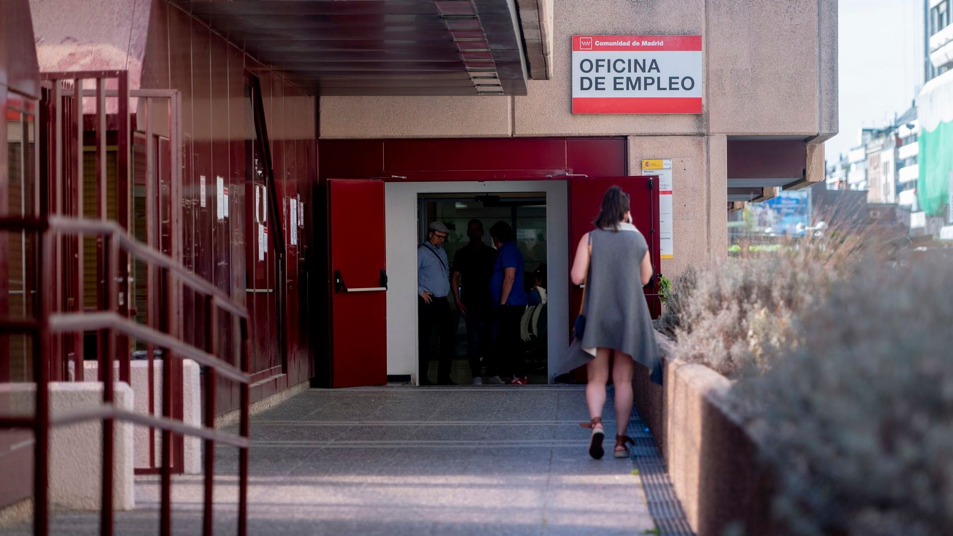 Archivo - Una mujer en la puerta de una oficina de empleo