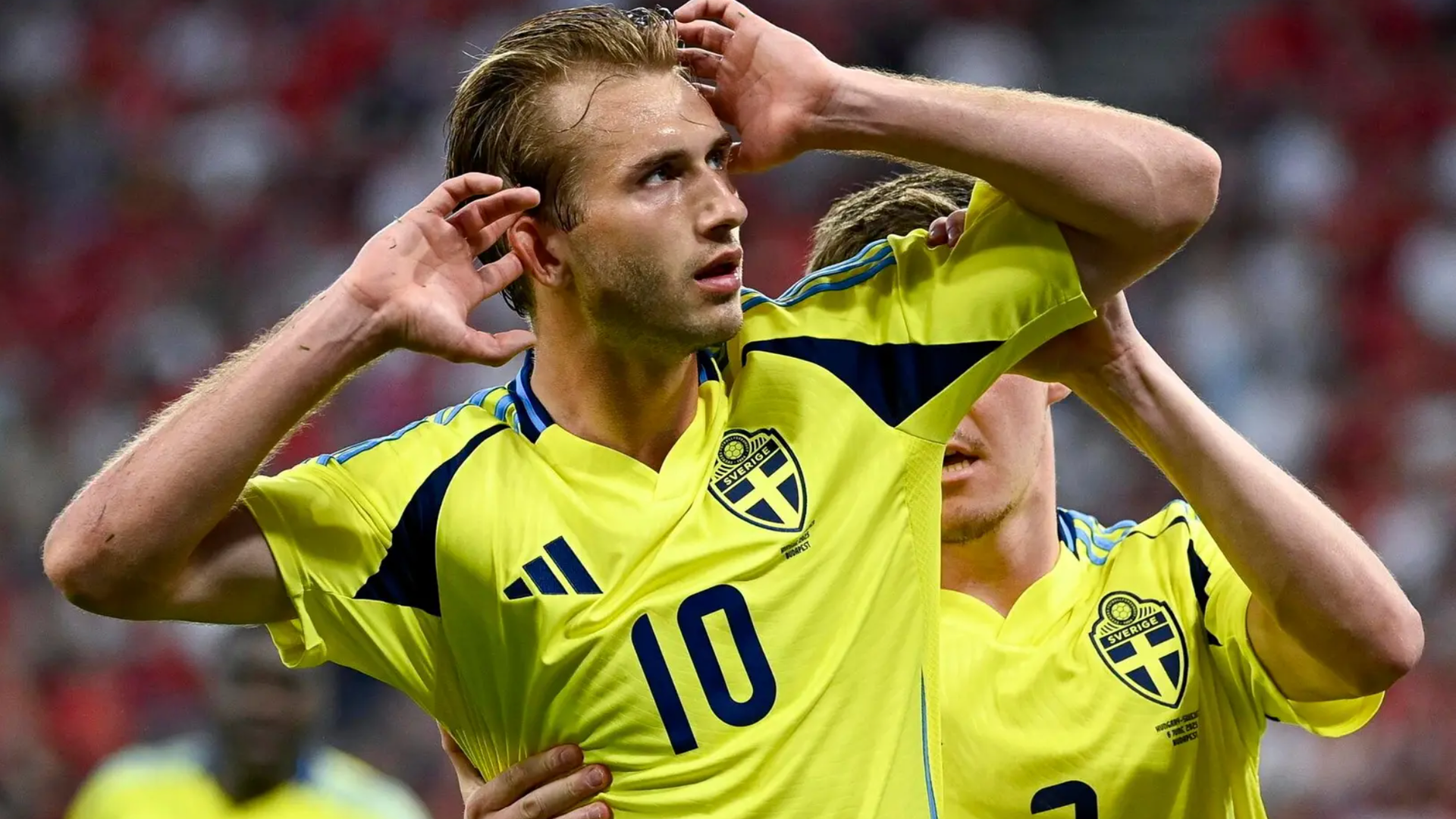 Benjamin Nygrem celebra un gol con Suecia