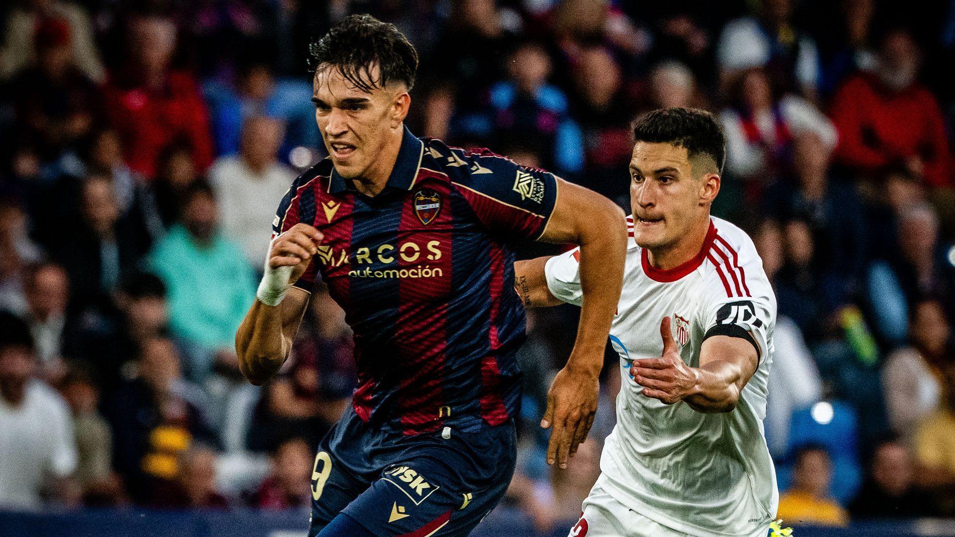 Carlos Espí celebra un gol con el Levante UD