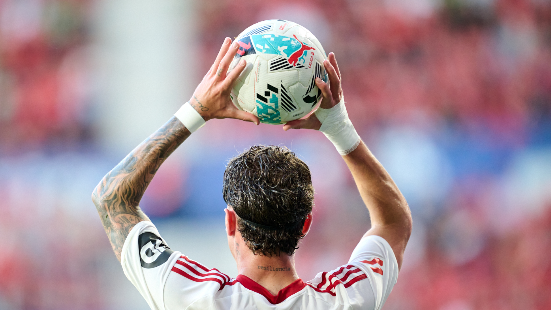 Carmona saca de banda durante el Osasuna-Sevilla