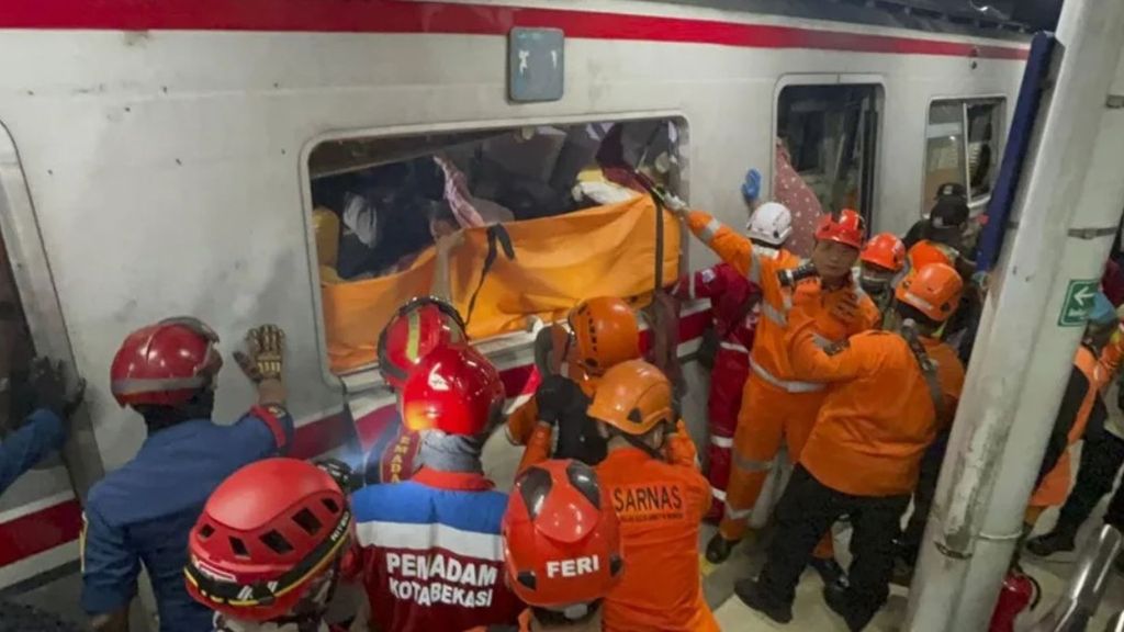 Mueren 14 pasajeros en el choque de dos trenes en Indonesia