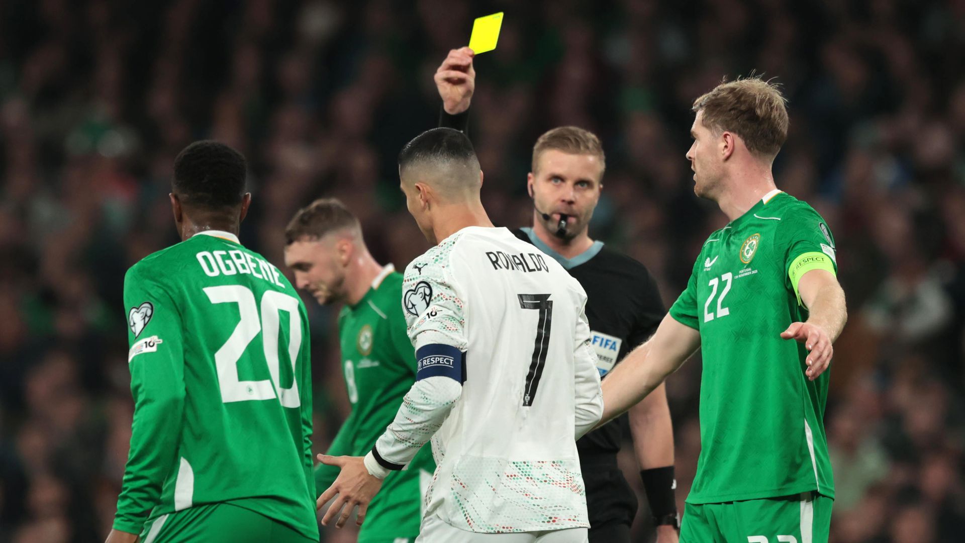 Cristiano Ronaldo viendo una amarilla