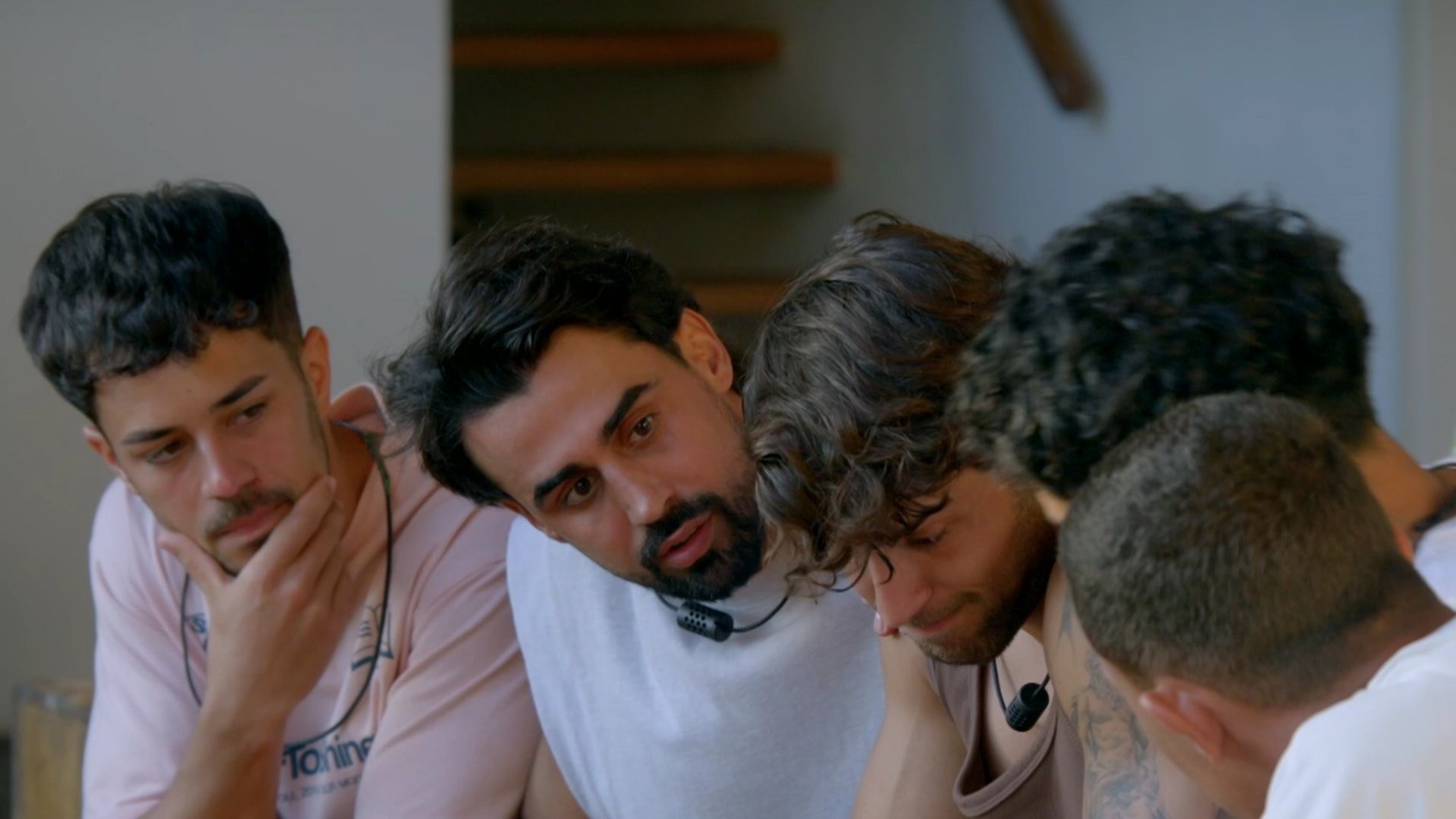 El apoyo de los chicos a Luis al saber que va a encontrarse con Julia