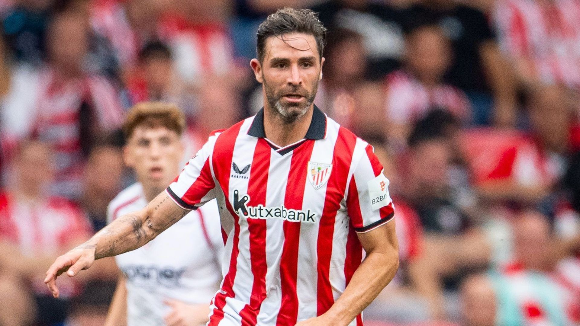 El central Yeray Álvarez la lleva ante Osasuna en San Mamés